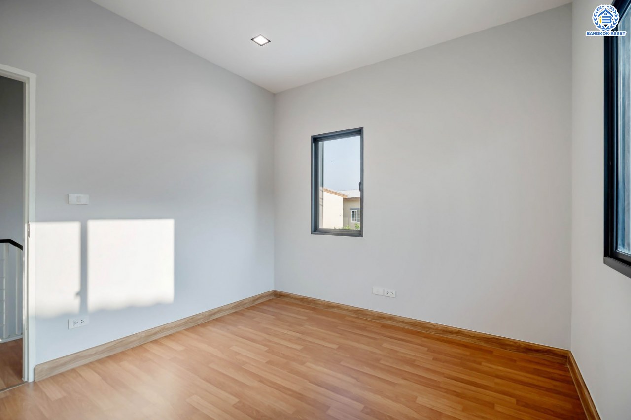 บ้านมือสองตกแต่งใหม่ โครงการ สราญสิริ ติวานนท์-แจ้งวัฒนะ1 หลังมุม เนื้อที่ 59.2 ตร.ว. ดีไซน์ตอบทุกไลฟ์สไตล์ ฟังก์ชัน 3 ห้องนอน 3 ห้องน้ำ จอดรถได้ 2 คัน Living ชั้นบนกว้างขวาง บนทำเลติดถนนใหญ่ เชื่อมต่อทุกเส้นทาง ใกล้จุดขึ้นทางด่วน "ศรีสมาน"